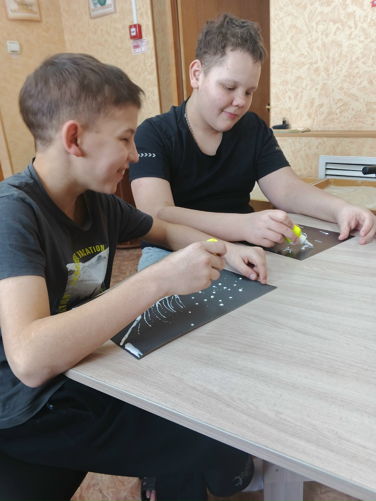 Арт-терапевтическое упражнения "Солевой рисунок".