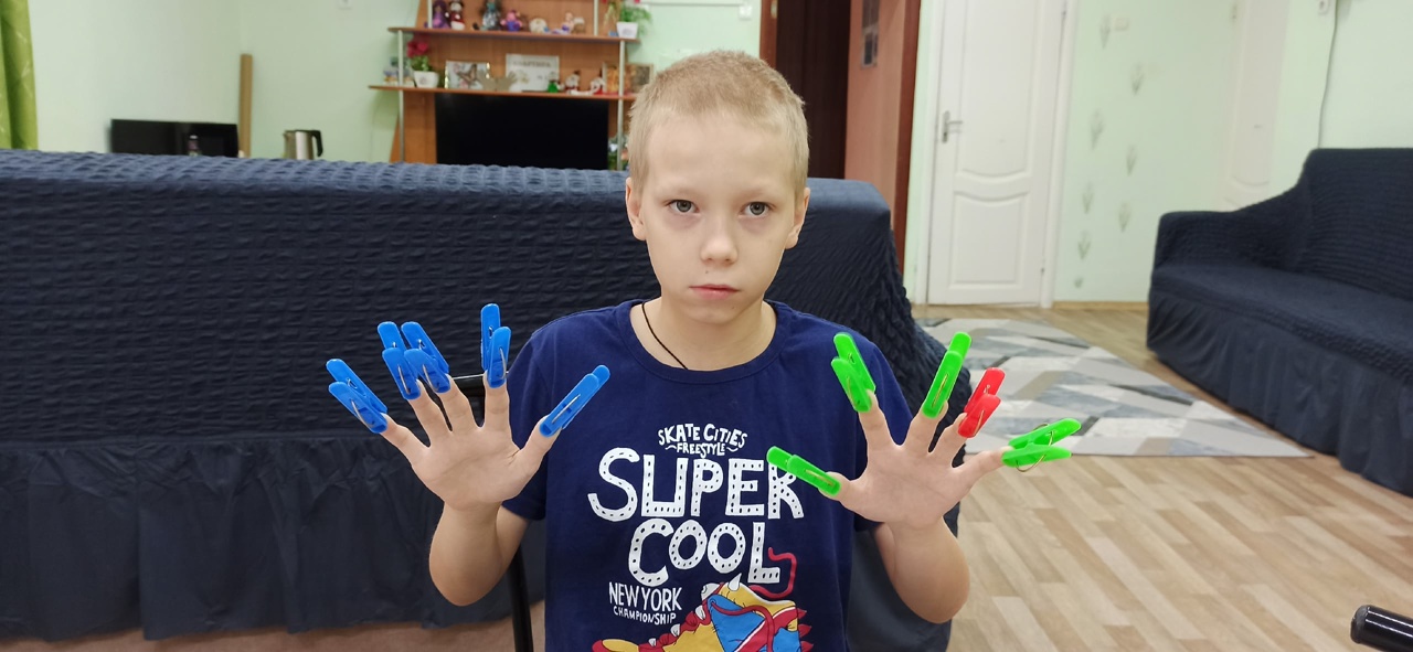 Игровой массаж прищепками. Занятие с логопедом.