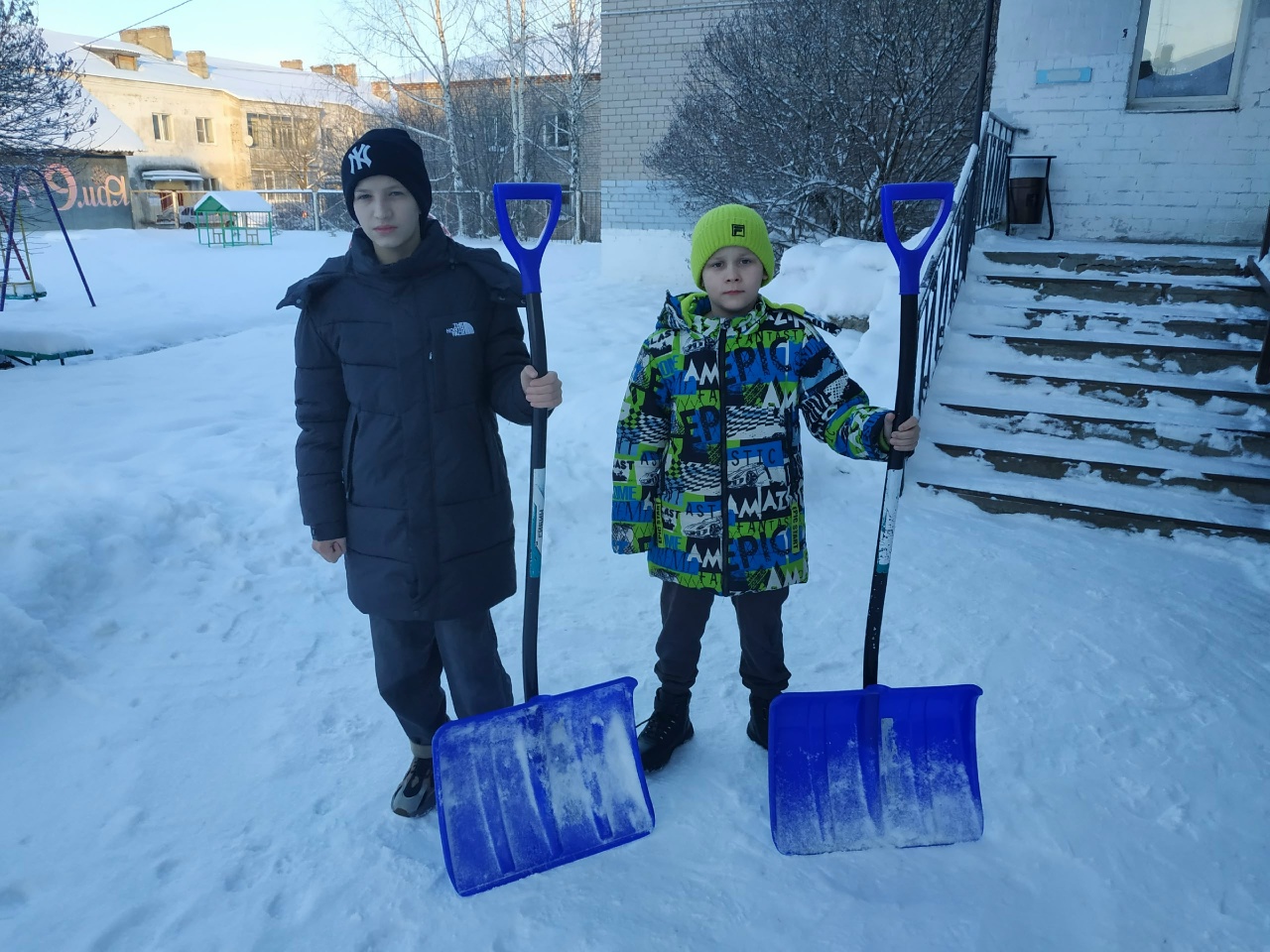 Мы расчистим снег и лёд во дворе лопатой!