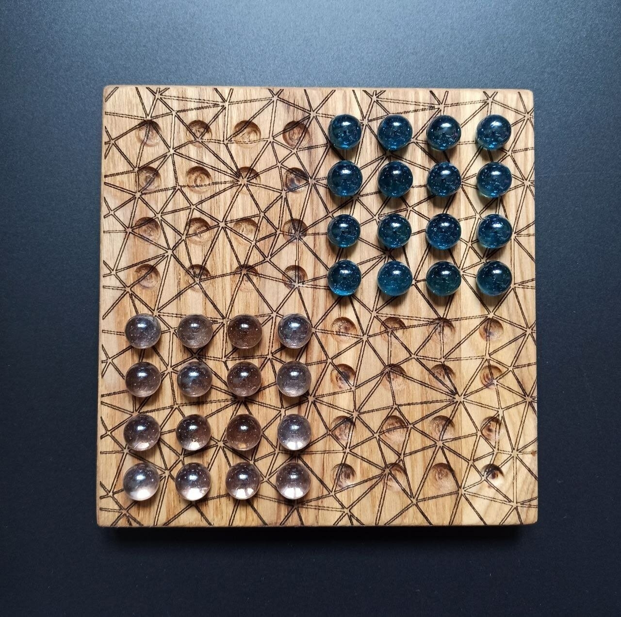 "Уголки"  — настольная логическая игра