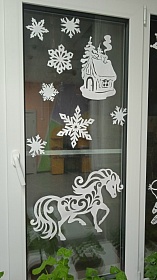 Символ года не забыли и на окна прилепили!